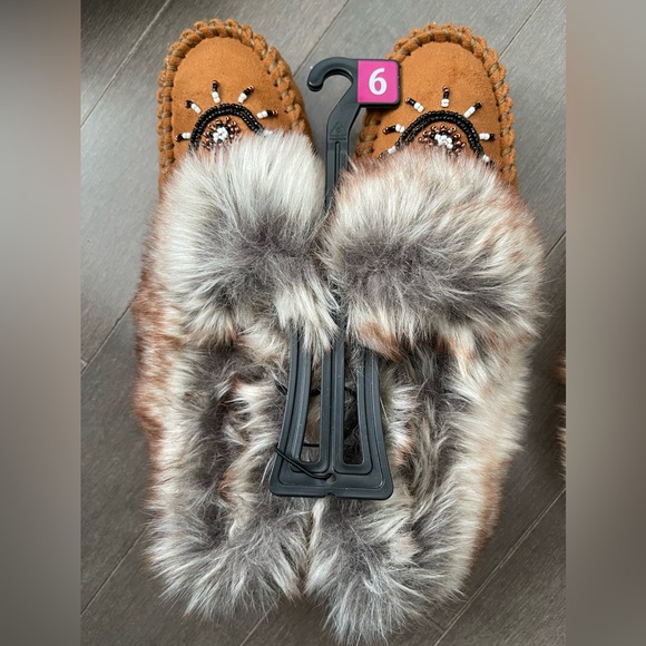 Brand New - Canadiana Women’s Muskoka slippers - Picture 3 of 4